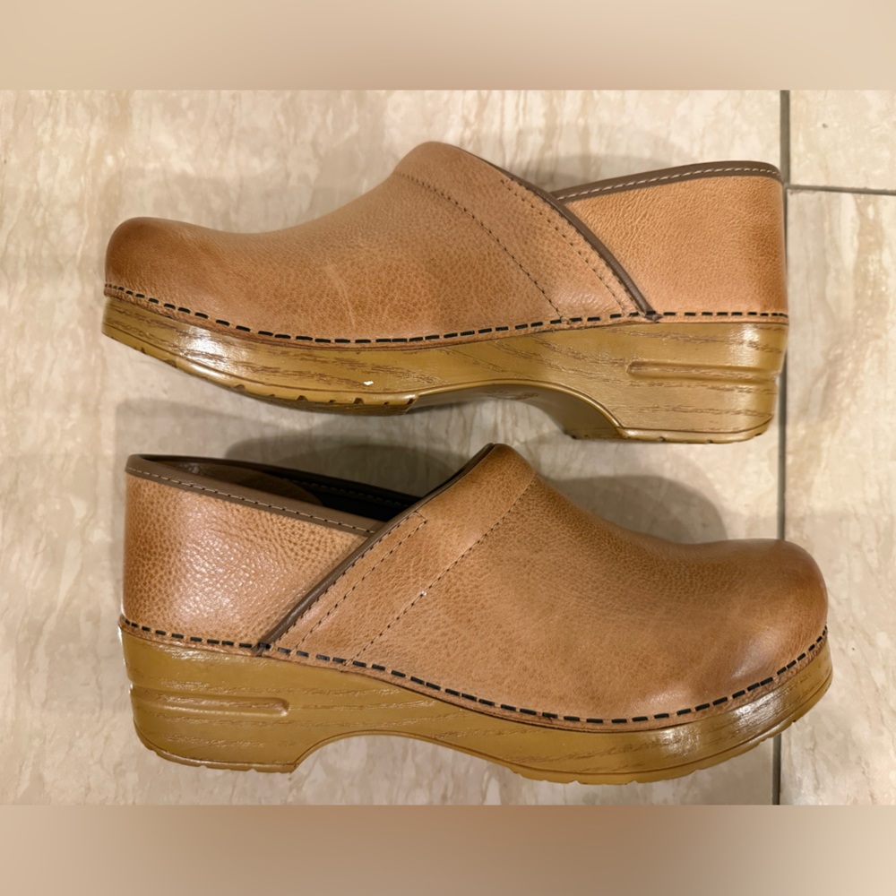 Dansko Professional Honey Distressed Tan Leather Clogs - 40 - Picture 6 of 8